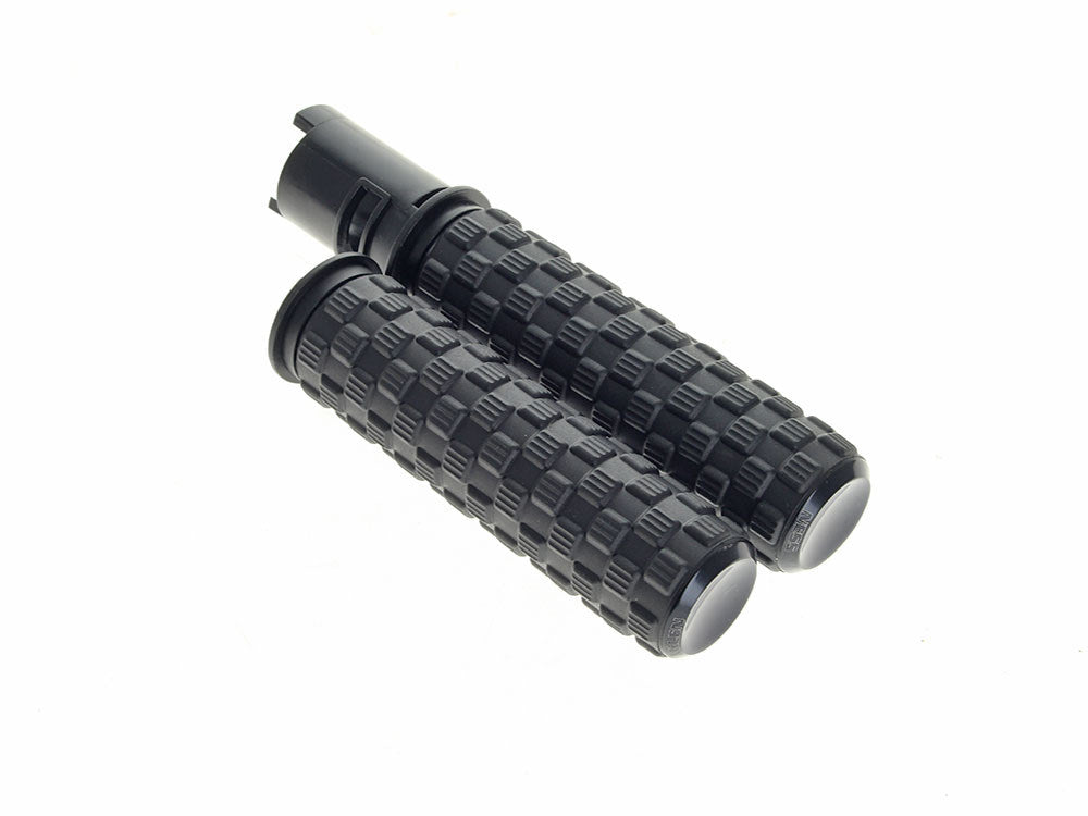 Air Trax Handgrips - Black. Fits CVO Touring 2023up, Street Glide & Road Glide 2024up, Touring 2025up & Softail 2025up - Arlen Ness